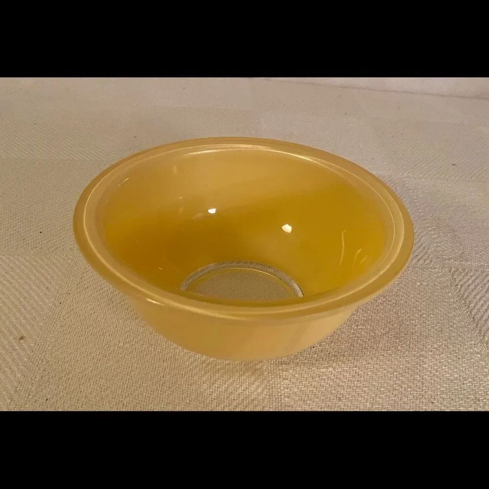 Vintage Pyrex Nesting Mixing Bowl Clear Bottom 1L 322 Used On TV Show.